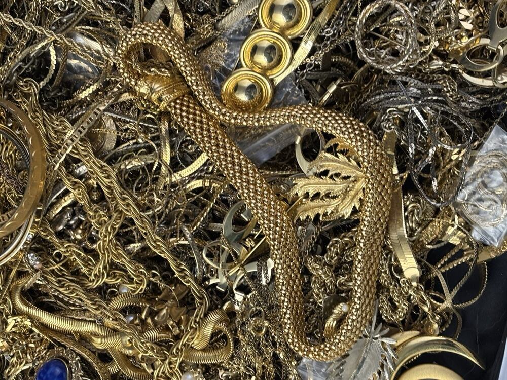 1 Lb Wearable Fashion Costume Gold Tone Jewelry Lot Random Assortment Not Scrap